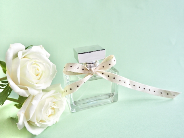 白いバラと香水