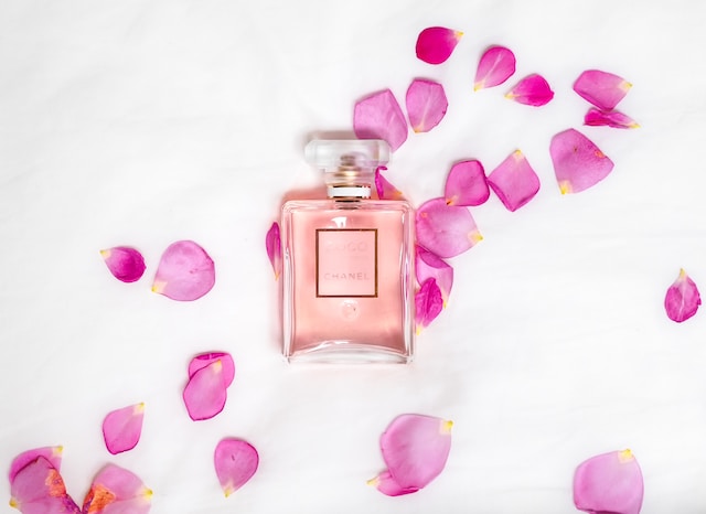 ピンクの花びらと香水